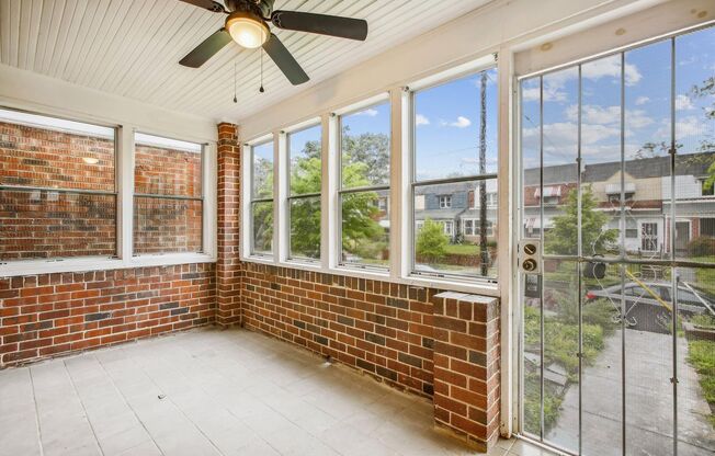 Lovely and spacious 2 BD 1.5 BA Townhouse in Lily Ponds, NE DC!!