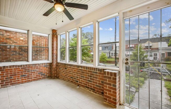 Lovely, spacious yet cozy2 BD 1.5 BA Townhouse in Lily Ponds, NE DC!!