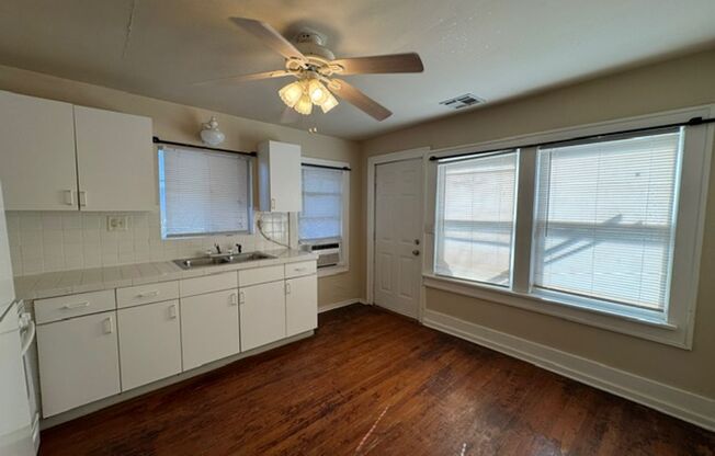 2 beds, 1 bath, $985, Unit APARTMENT A