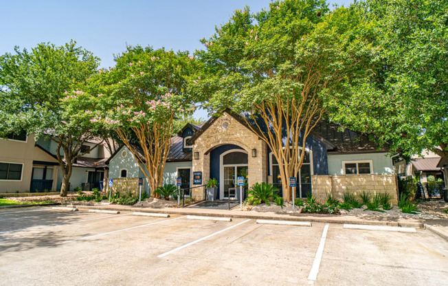 apartments for rent in austin tx with a welcoming easing office