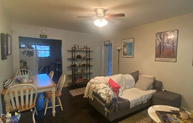 2 beds, 1 bath, 810 sqft, $1,095