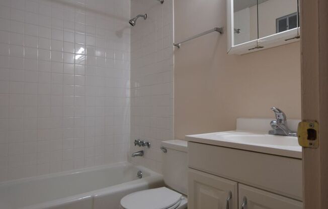 1 bed, 1 bath, 454 sqft, $1,275, Unit R-31