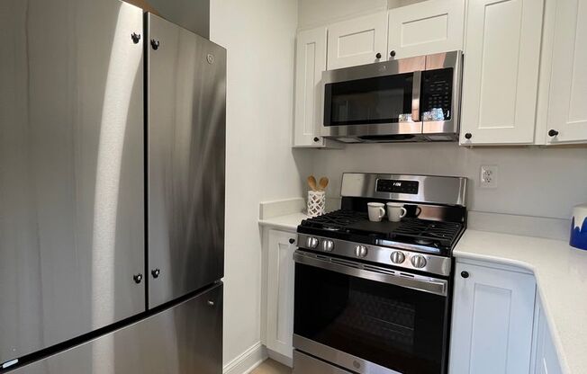 1 bed, 1 bath, $1,200, Unit # H