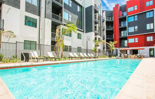 Pool | Motif Apartments For Rent in Woodland Hills, CA 91367