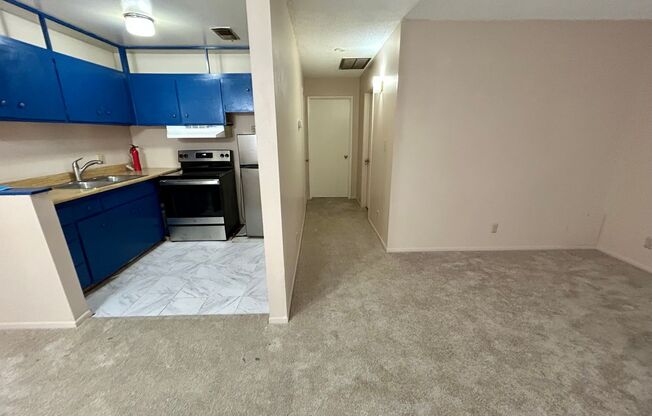 Cozy 1 Bedroom, 1 Bath Condo with Easy Freeway Access