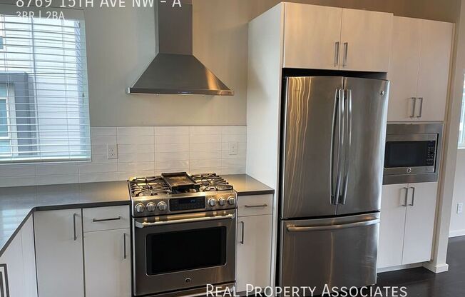 8769 15 AVE NW