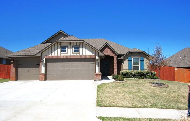 Edmond's Oasis: Immaculate Home with Central AC, Wood Privacy Fencing, and Community Pool!