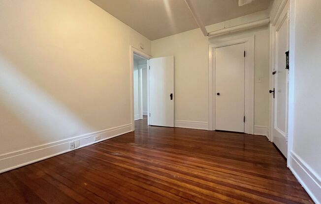 2 beds, 1 bath, $1,300, Unit 31A