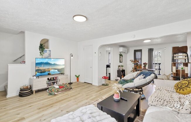 2 beds, 1 bath, 900 sqft, $1,225, Unit 136