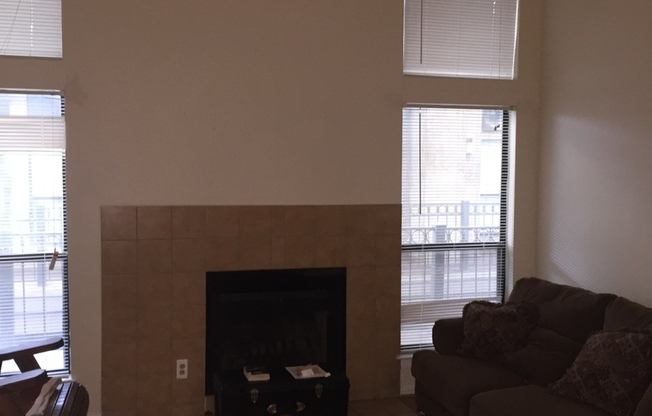 UT PRE LEASE: West Campus 2bd / 2ba Cathedral ceilings, Huge windows, Good Roommate floor-plan