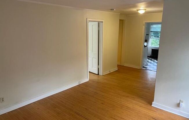 2 beds, 1 bath, 890 sqft, $1,800, Unit 2109 University Ave 4