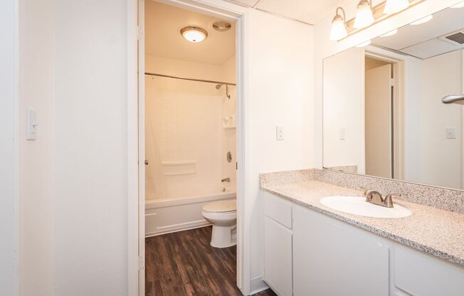 1 bed, 1 bath, 660 sqft, $1,380, Unit 72