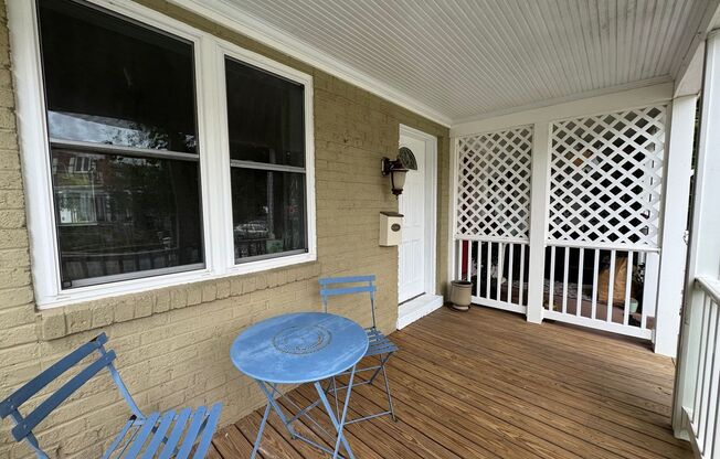 Charming 2 Bed 1 Bath Interior Townhome With Private Deck In Lynhaven