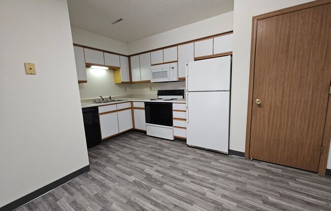 2 beds, 1 bath, $925, Unit 810