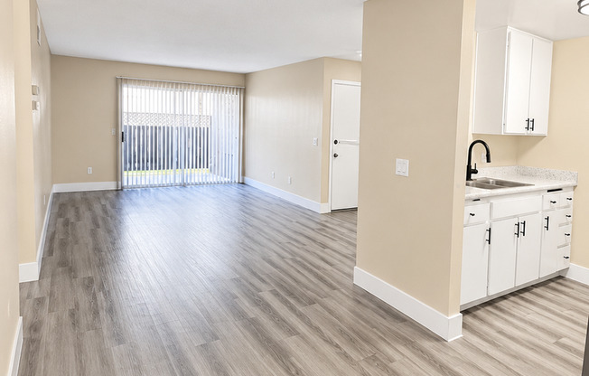 2 beds, 1 bath, 896 sqft, $2,095, Unit 035