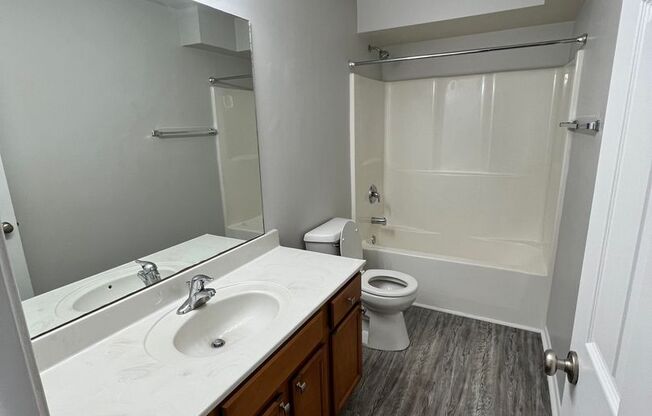 2 beds, 2 baths, 1,001 sqft, $995, Unit 4266 Apt 5