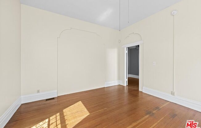 1223 W 23 ST