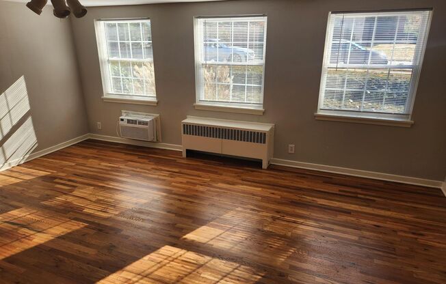 2 beds, 1 bath, 897 sqft, $2,235, Unit B-05