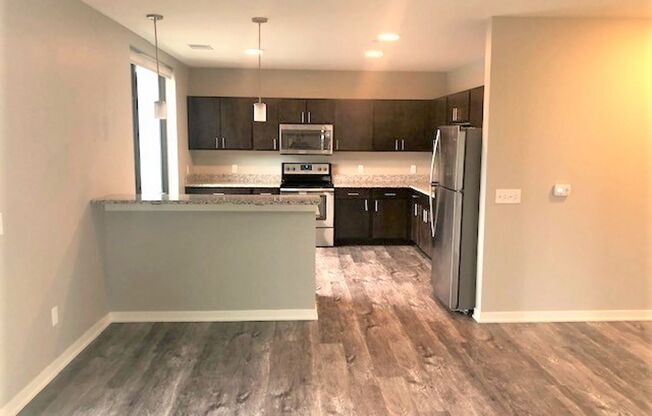 1 bed, 1 bath, 698 sqft, $1,425, Unit 301