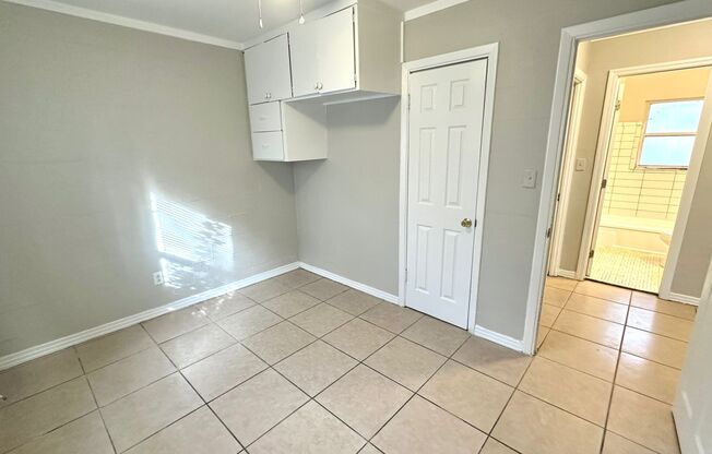 2 beds, 1 bath, $950, Unit A