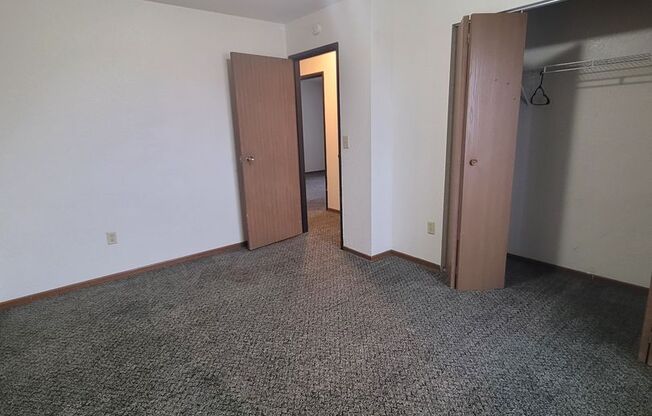 3 beds, 1 bath, 1,000 sqft, $955, Unit 302