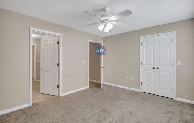 Beautiful Top Floor Villa in the Charming Woodbridge Neighborhood! Call Today!