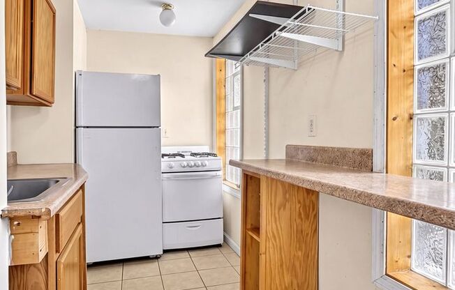 3 beds, 2 baths, 1,300 sqft, $3,300, Unit 2W