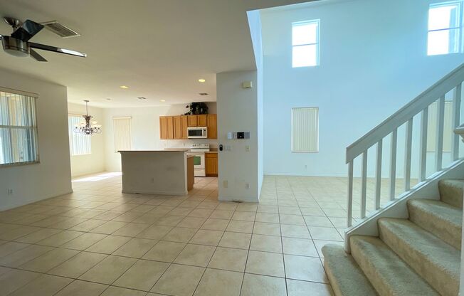 Huge 4 Bedroom- Single Family Home with Loft in Catalina Isles