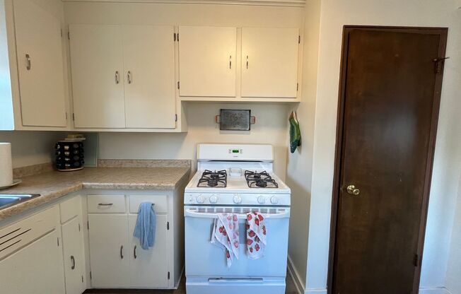 2 beds, 1 bath, $1,195, Unit 11