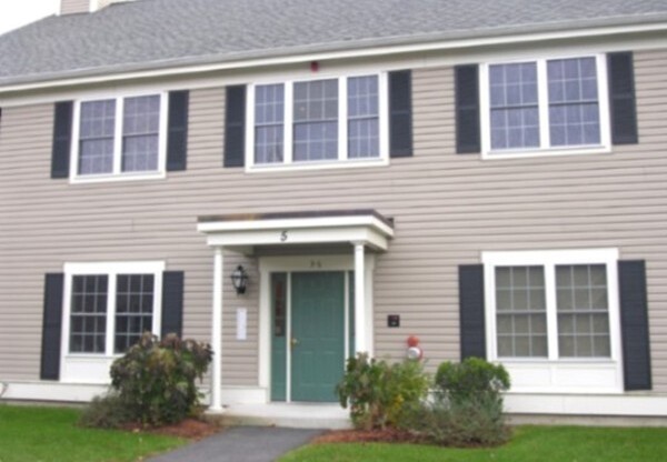 4 ABBOTT LN