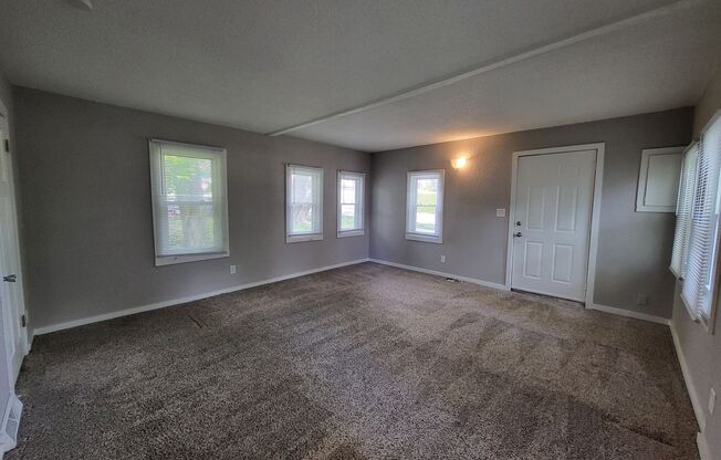 1 Bedroom home with garage!