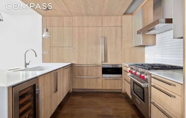 211 E 13 ST