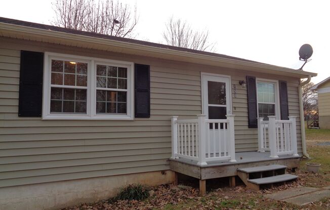 Cute House-Nice Yard!