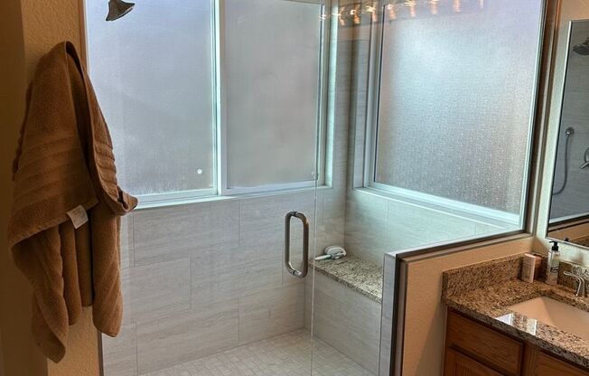 Beautiful 5B home in Erie Available January 2026 !