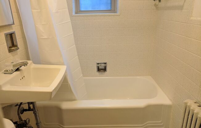 3 beds, 2 baths, $2,325, Unit 114B