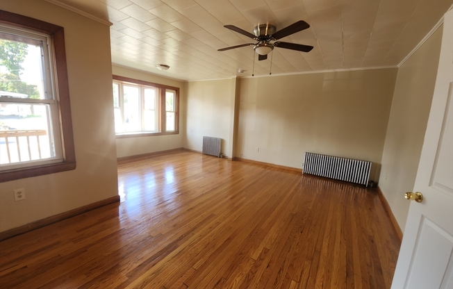 3 beds, 1 bath, 1,300 sqft, $1,900, Unit 1