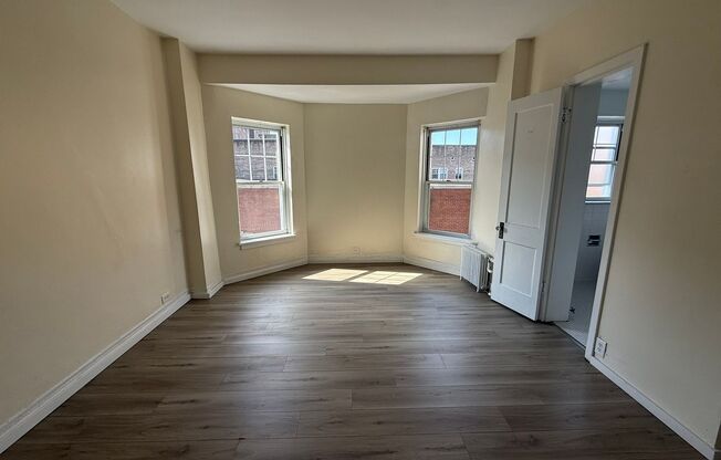 Studio, 1 bath, 295 sqft, $1,275, Unit Old King Edward 371