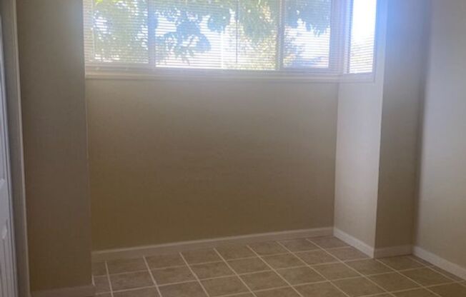 3 beds, 1 bath, $2,100, Unit 1938 Sutter Street