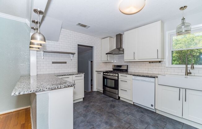 2 beds, 1 bath, $1,595