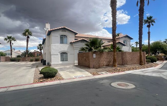 3 bedrom 2.5 bath Gated Community Townhome with community Pool, Spa & Private Garage