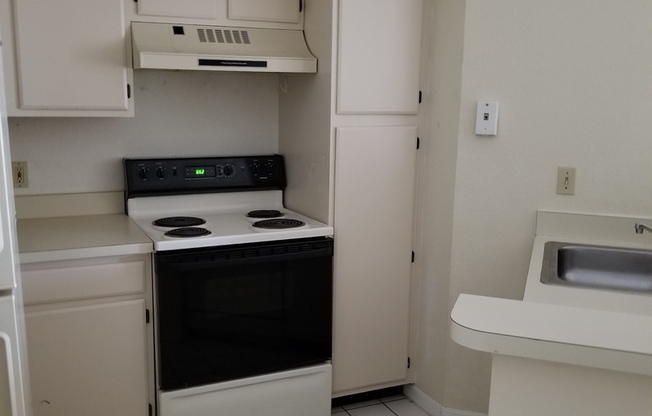 1 bed, 1 bath, 735 sqft, $1,300