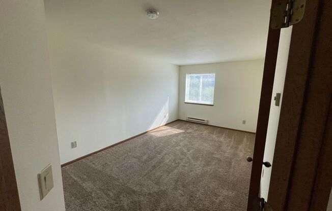 3 beds, 1 bath, 1,040 sqft, $1,695, Unit 3164-306