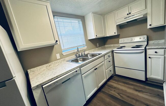 3 beds, 1.5 baths, 1,002 sqft, $1,395, Unit H-151