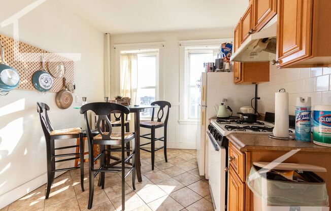 2 beds, 1 bath, $2,600, Unit Unit #26