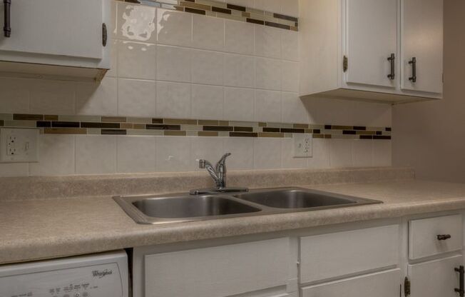 1 bed, 1 bath, 720 sqft, $925, Unit 18
