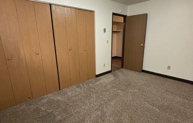 2 beds, 1 bath, $750, Unit 105