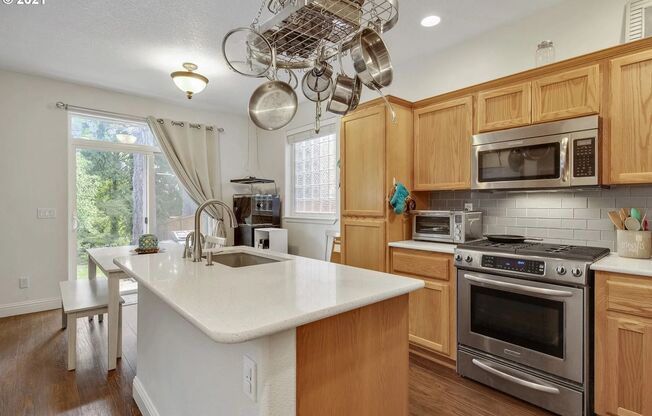 Beautiful 3-Bedroom + Office/Den Home in Prime Hillsboro Location!