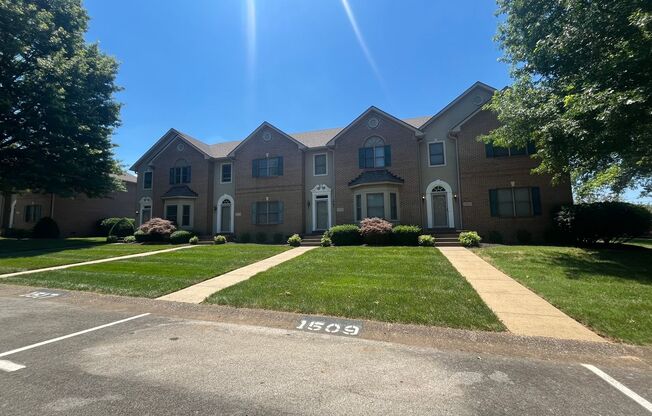 Rare find! 3BR 2.5 BA townhome in the middle of Bowling Green