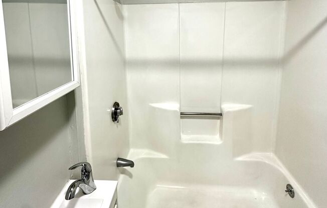 Studio, 1 bath, 305 sqft, $1,525, Unit 19