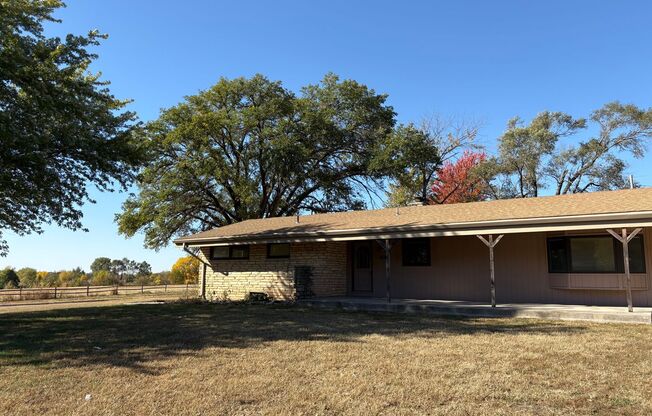 3 Bedroom and 2 bath home in Clearwater! (245 S Tracy)